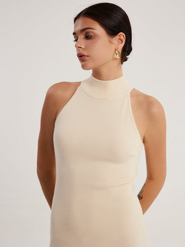 Vestido de Gola Alta com Decote