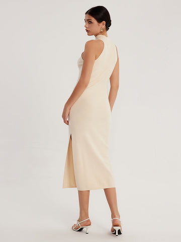 Vestido de Gola Alta com Decote