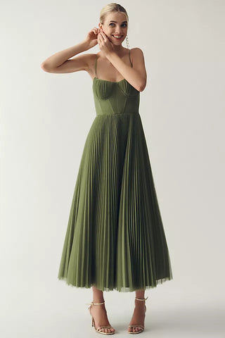 Clara – Vestido com Design Assimétrico e Elegante